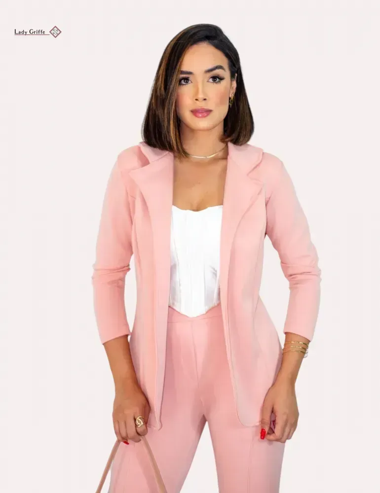 Mulher elegante usando um blazer roxo de luxo Lady Griffe, representando sofisticação e sucesso no empreendedorismo.